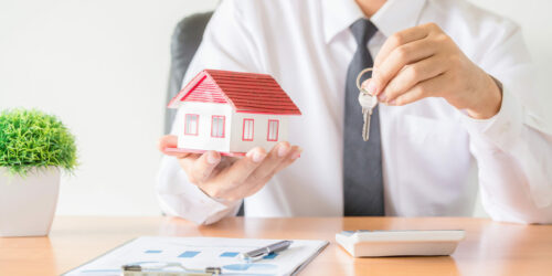 Un courtier en crédit conseille sur les différents financements
